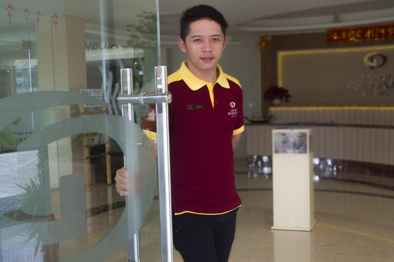 Grand Parama Hotel Tanjung Redep Buitenkant foto