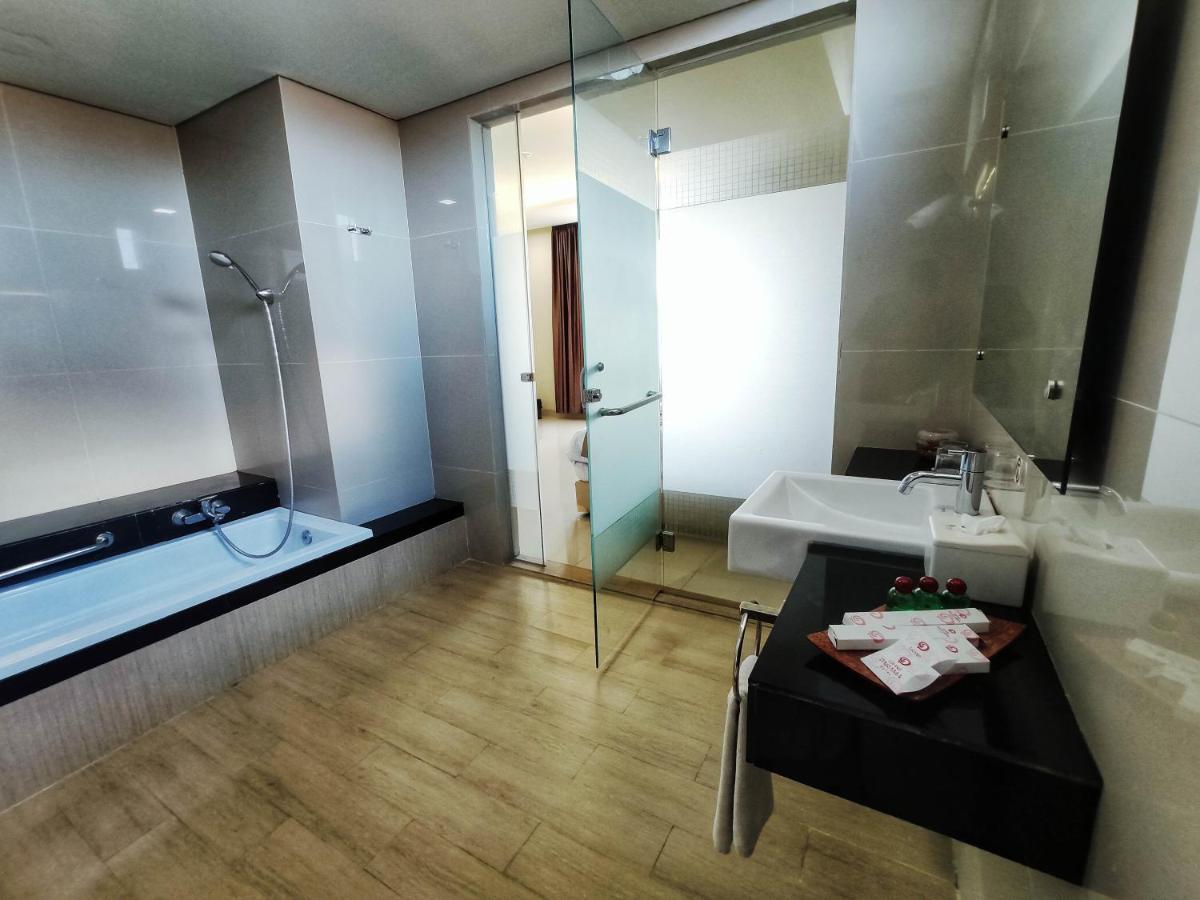 Grand Parama Hotel Tanjung Redep Buitenkant foto